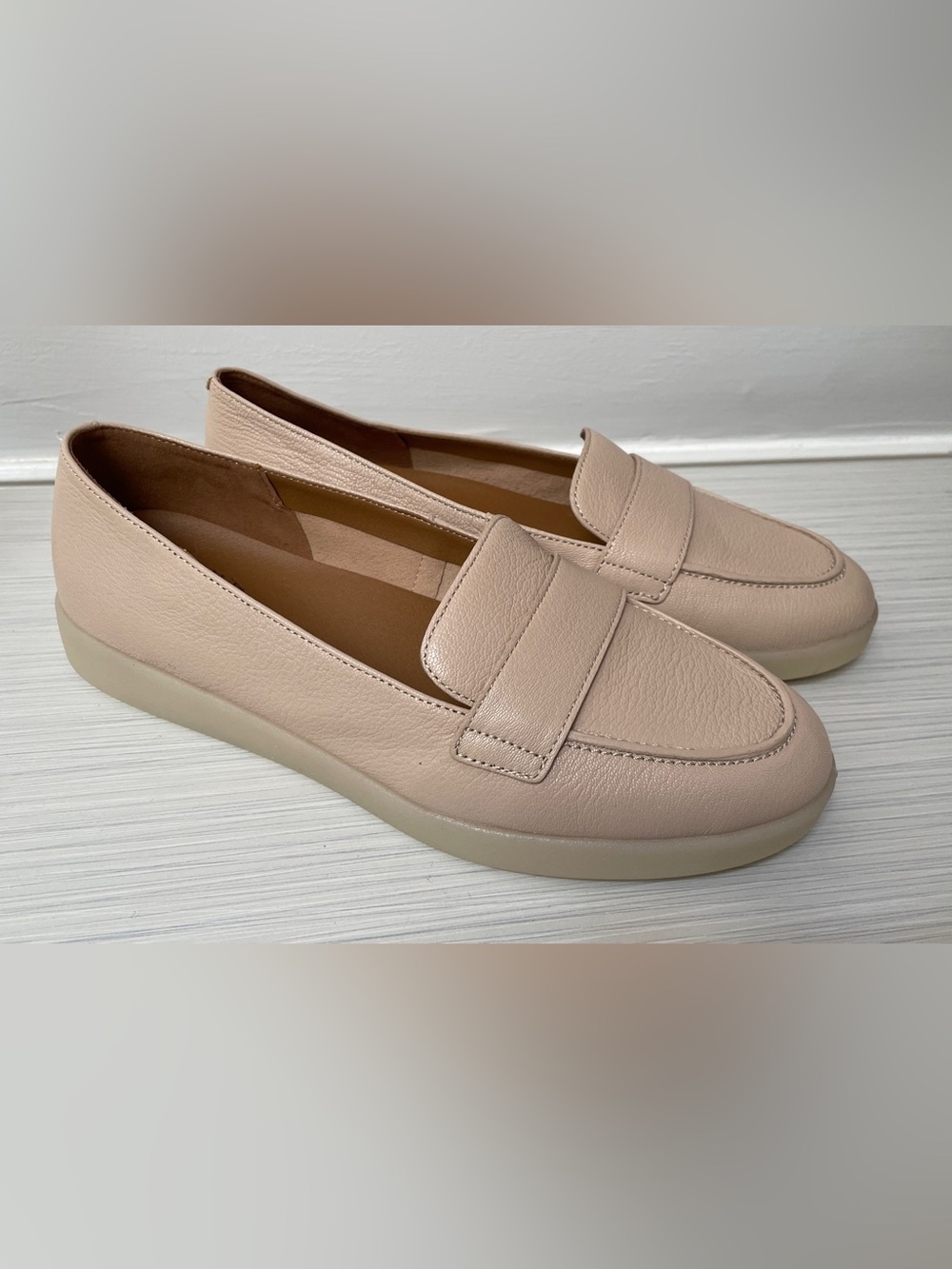 Naturalizer Women’s size 9 W Nude Leather Slip-On Loafers